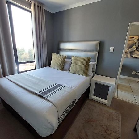Zwelakho Furnished Apartments The Cube Joanesburgo Exterior foto