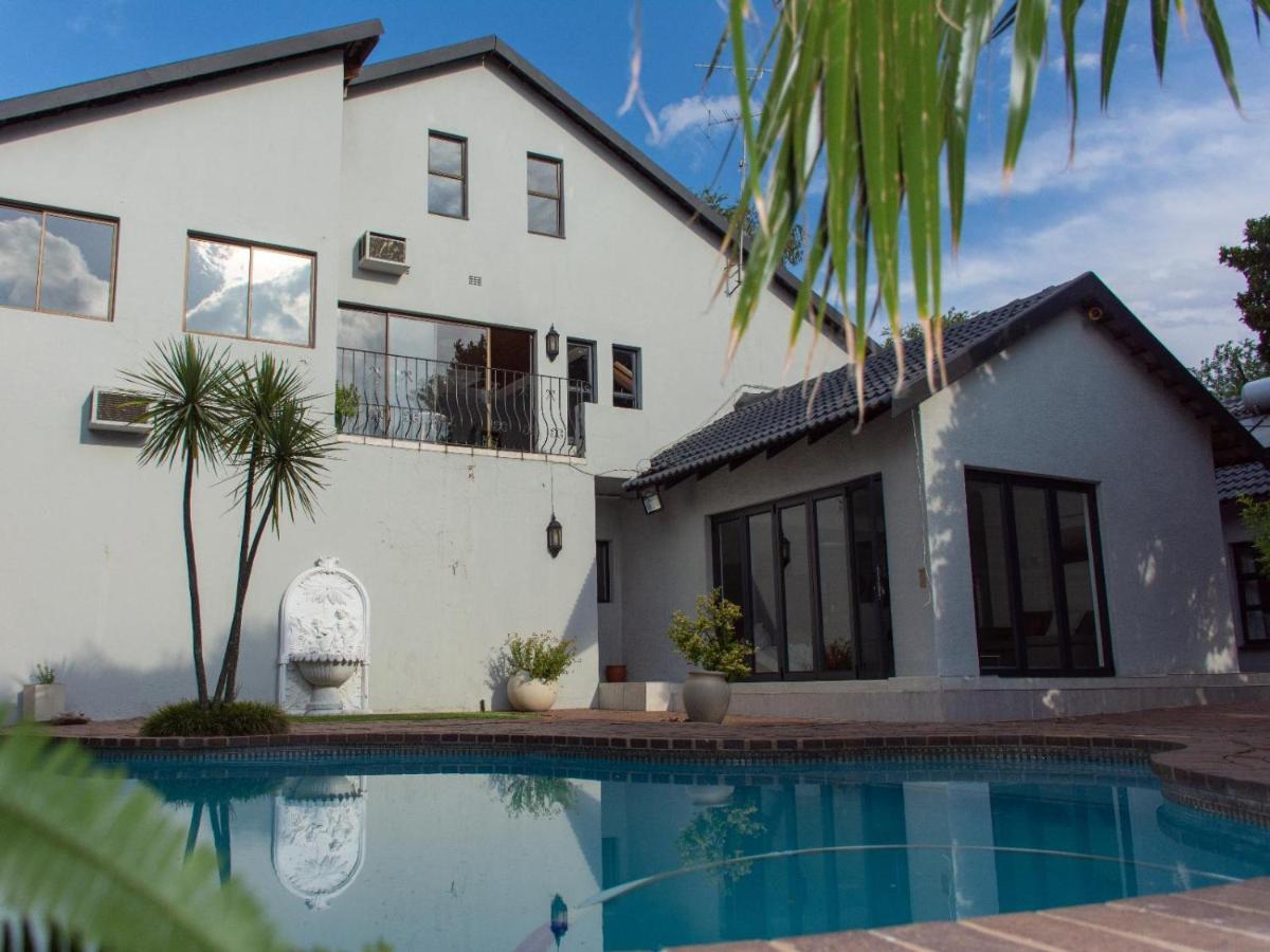 Zwelakho Furnished Apartments The Cube Joanesburgo Exterior foto