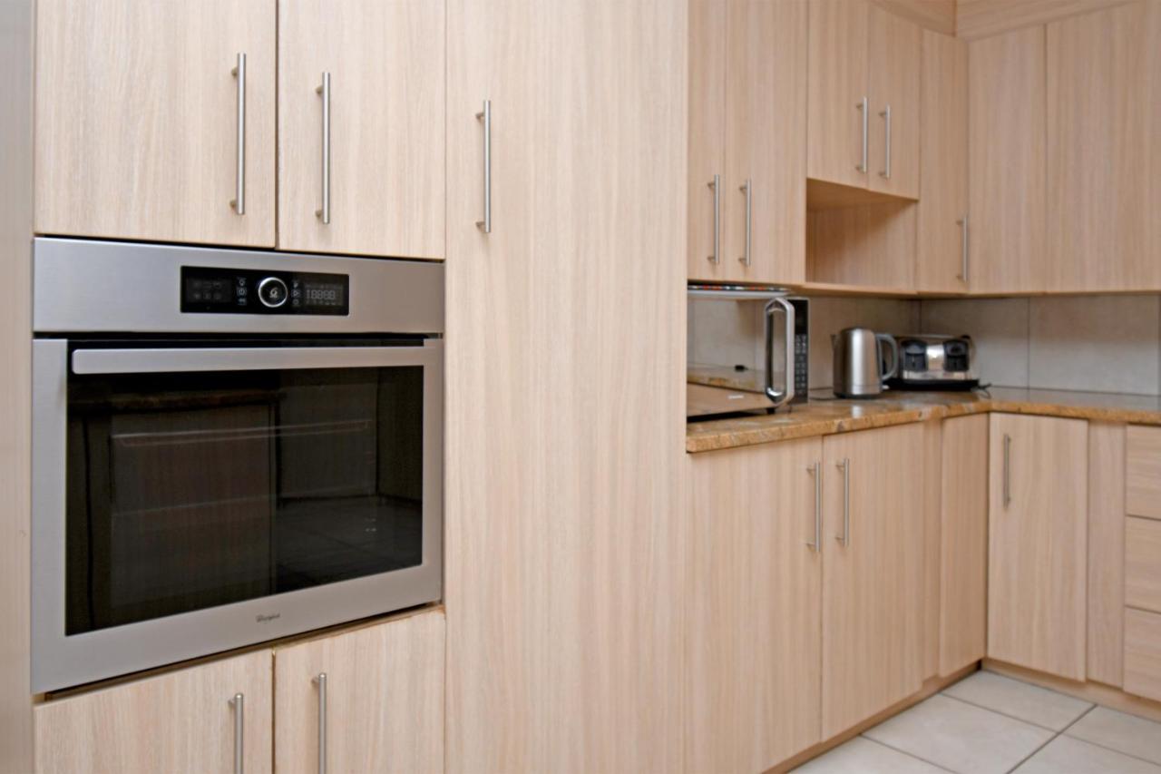 Zwelakho Furnished Apartments The Cube Joanesburgo Exterior foto