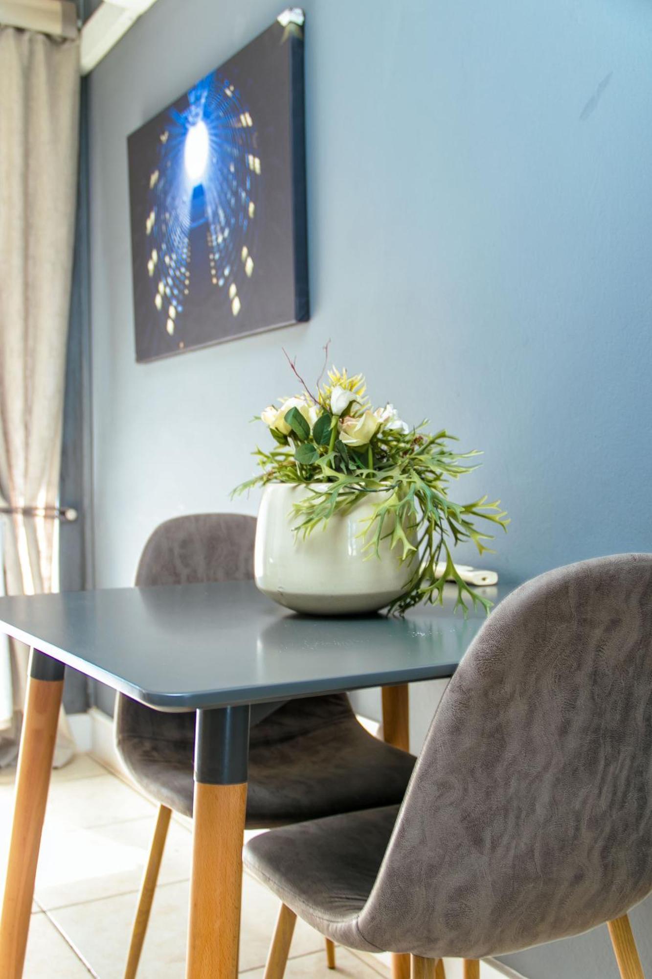 Zwelakho Furnished Apartments The Cube Joanesburgo Exterior foto